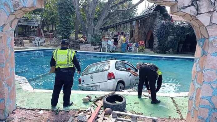 SE METIÓ CON TODO Y AUTO A LA PISCINA EN MÉRIDA