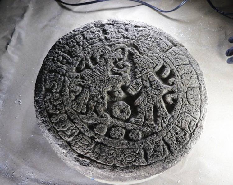 DESCUBREN EN CHICHEN ITZÁ UN MARCADOR DE JUEGO DE PELOTA, HALLAZGO QUE PODRÍA CAMBIAR LOS DATOS QUE SE TIENEN DE ESTE JUEGO PREHISPÁNICO.