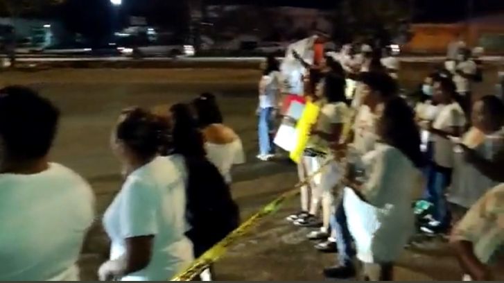Familiares de joven desaparecida bloquean Periférico de Mérida para exigir celeridad en la búsqueda