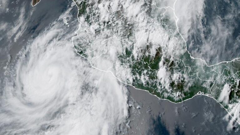 Huracán Flossie baja a categoría 2 frente a costas del Pacífico mexicano