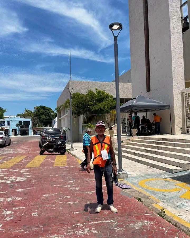 A sus 80 años, Don José recorre Progreso para ayudar a su esposa con sus gastos médicos