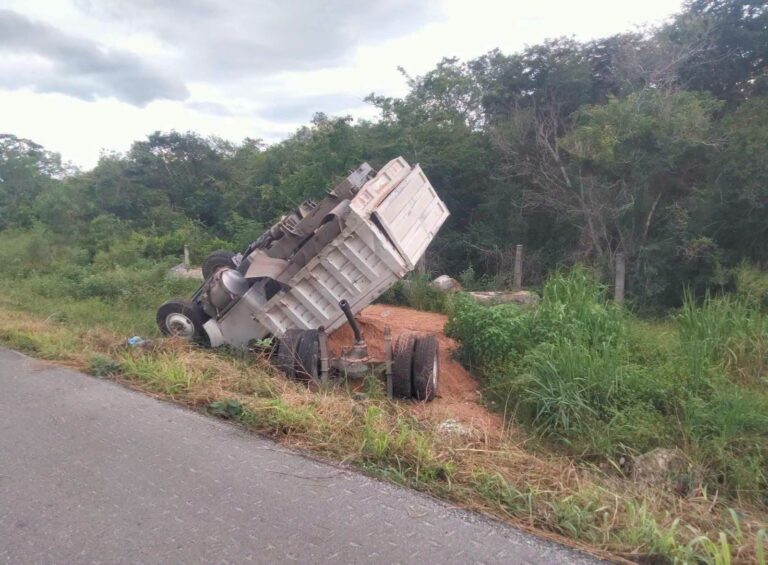 Evita chocar contra tráiler y termina volcado entre la maleza en la Mérida-Muna