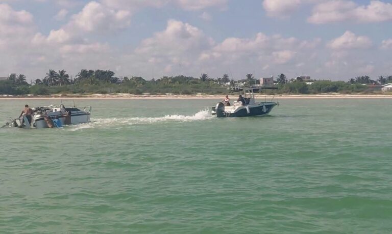 VUELCA VELERO FRENTE A PROGRESO Y CHICXULUB; MARINA DESCARTA DERRAME CONTAMINANTE